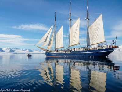 Die Rembrandt vor Spitzbergen (© Katja Riedel / Oceanwide Expeditions)