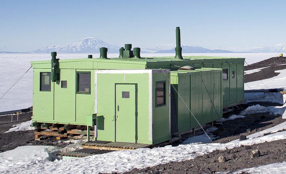 Die TAE Hütte vor Beginn der Renovierungsarbeiten, als sie noch grün war. Nach einer Entscheidung im Jahre 1965 wurden alle Gebäude von Scott Base grün angestrichen. Die Überwinterer sollten an das Grün der neuseeländischen Landschaft erinnert werden. (Bild: Sergey Tarasenko)
