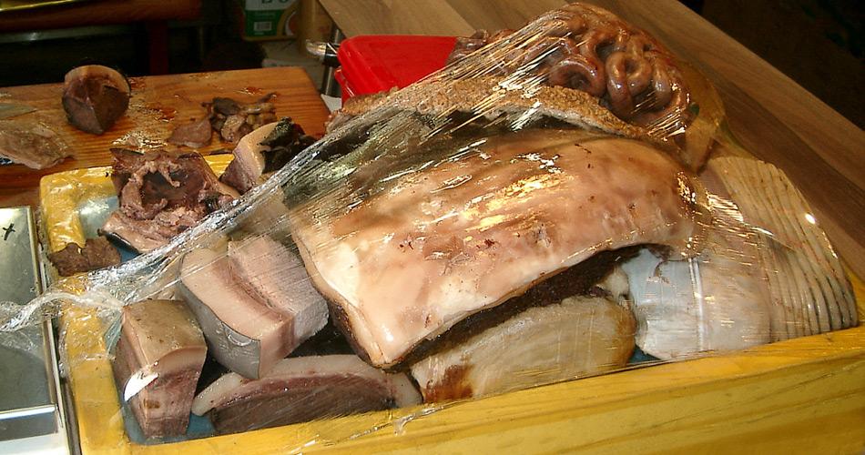 Das Angebot fÃ¼r Walfleisch auf dem Fischmarkt von Ulsan in SÃ¼dkorea ist reichhaltig.