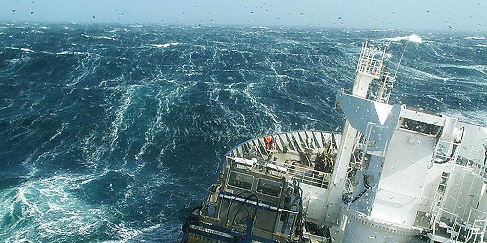 Ein Forschungsschiff durchstÃ¶sst bei der Messung von gelÃ¶stem CO2 im OberflÃ¤chenwasser die Wellen der Roaring Forties, einer Zone des SÃ¼dlichen Ozeans, in der starke Winde vorherrschen. Bild: Nicolas Metzl, LOCEAN/IPSL Laboratory