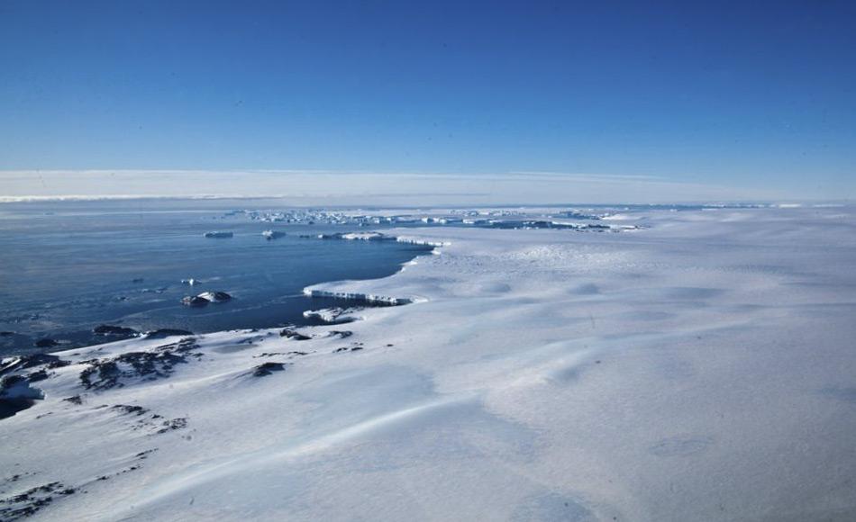 Antarktisches Tiefenwasser entsteht im Weddell-Meer und Rossmeer, an der AdÃ©lie KÃ¼ste und vor Kap Darnley. OberflÃ¤chenwasser kÃ¼hlt sich in Polynyas, offenen Wasserstellen, und unter dem Schelfeis ab. Es handelt sich dabei um das dichteste und schwerste Wasser der Welt. Daten aus zwei zusÃ¤tzlichen Jahre haben bestÃ¤tigt, dass Prydz Bay im Osten der Antarktis einen zusÃ¤tzlichen Beitrag zum Kap Darnley Tiefelwasser leistet. Bild: David Barringhaus