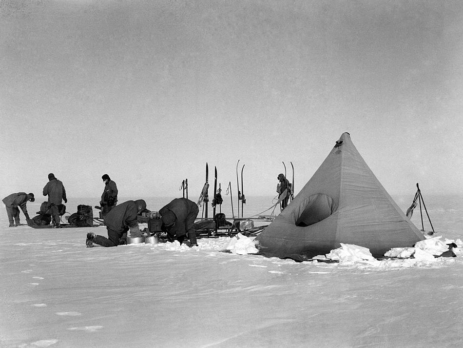 Die Bilder von Bowers geben einen intimen und klaren Einblick in die Vorbereitungen von Scott und seinem Team bevor sie zu ihrer schicksalhaften Expedition aufbrachen.