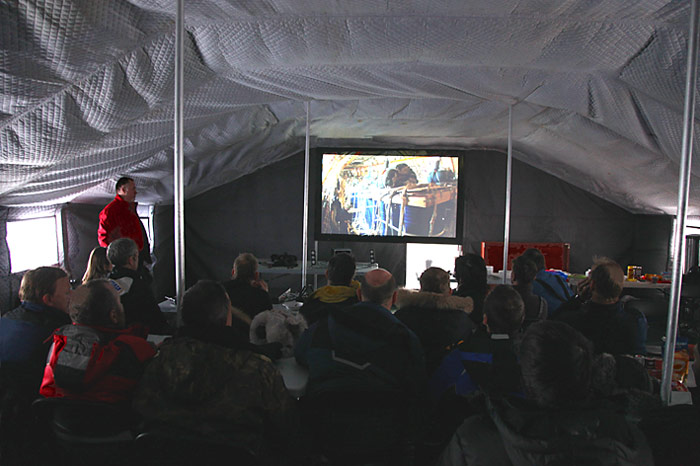 Die Filmpremier wurde in einem Zelt durchgefÃ¼hrt.